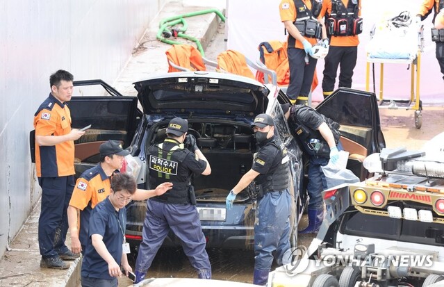 ▲ 17일 오전 충북 청주시 오송읍 궁평2지하차도에서 경찰 과학수사대원가 침수 차량에 대한 감식작업을 하고 있다. ⓒ연합뉴스