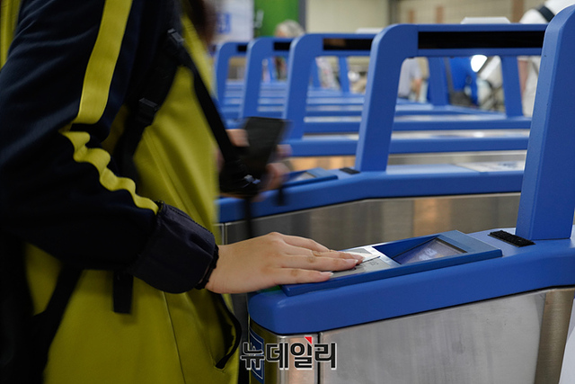 ▲ 서울의 한 지하철역 개찰구에서 승차하는 모습. ⓒ서성진 기자