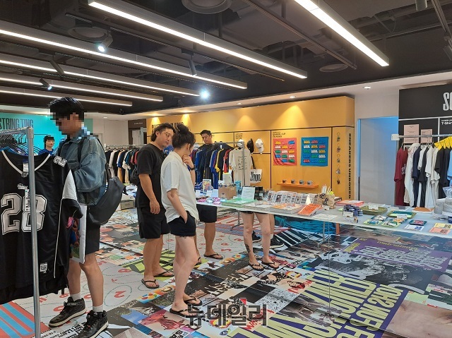 ▲ 소버 유니온 팝업 스토어에서 제품들을 둘러보는 모습.ⓒ조현우 기자