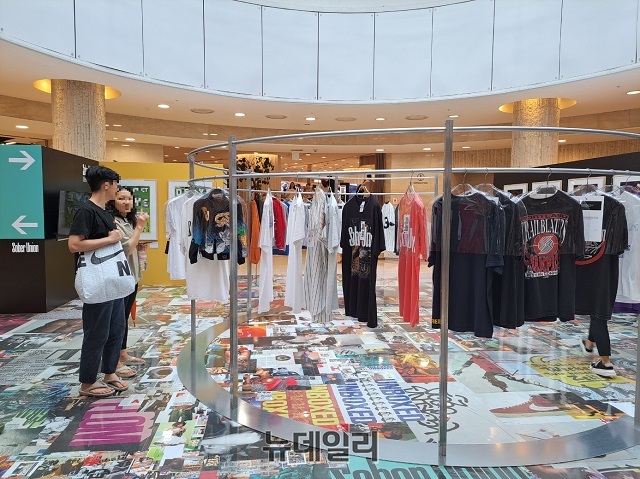 ▲ 바닥 랩핑을 통해 구획을 나누고 시각적인 효과를 줬다.ⓒ조현우 기자