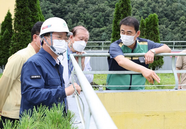 ▲ 이장우 대전시장이 16일 집중호우 피해가 우려되는 현장인 대전시립 제2노인전문병원을 찾아 현장을 지휘하고 있다.ⓒ대전시