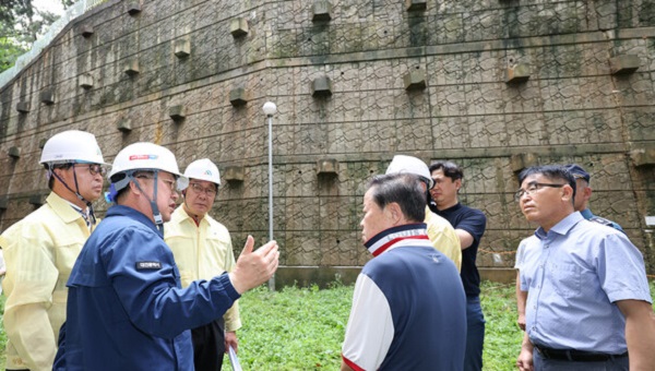 ▲ 이장우 대전시장이 16일 집중호우 피해가 우려되는 현장인 대덕구의 한 아파트 옹벽을 찾아 현장을 지휘하고 있다.ⓒ대전시