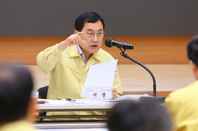 ▲ 주낙영 경주시장은 17일 오전 시청 알천홀에서 확대간부회의를 주재하고 있다.ⓒ경주시