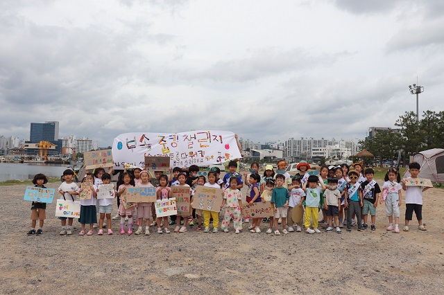 ▲ 포항대학교 부속유치원은 지난 8일 학부모, 원아들과 함께 줍킹 캠페인을 가졌다.ⓒ포항대