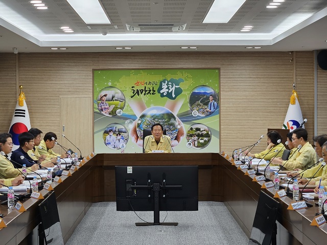 ▲ 박현국 군수 주재로 각 실과소장과 긴급으로 집중호우 피해 및 복구상황 점검회의를 열고 수해피해의 신속한 복구 대책회의를 열었다.ⓒ봉화군