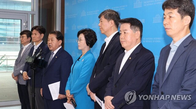 ▲ 김병주 의원을 비롯한 더불어민주당 소속 국방위원회, 외교통일위원회, 정보위원회 위원들이 17일 오전 서울 여의도 국회 소통관에서 윤석열 대통령의 우크라이나 방문 관련 입장을 발표한 뒤 기자들의 질문에 답하고 있다. ⓒ연합뉴스