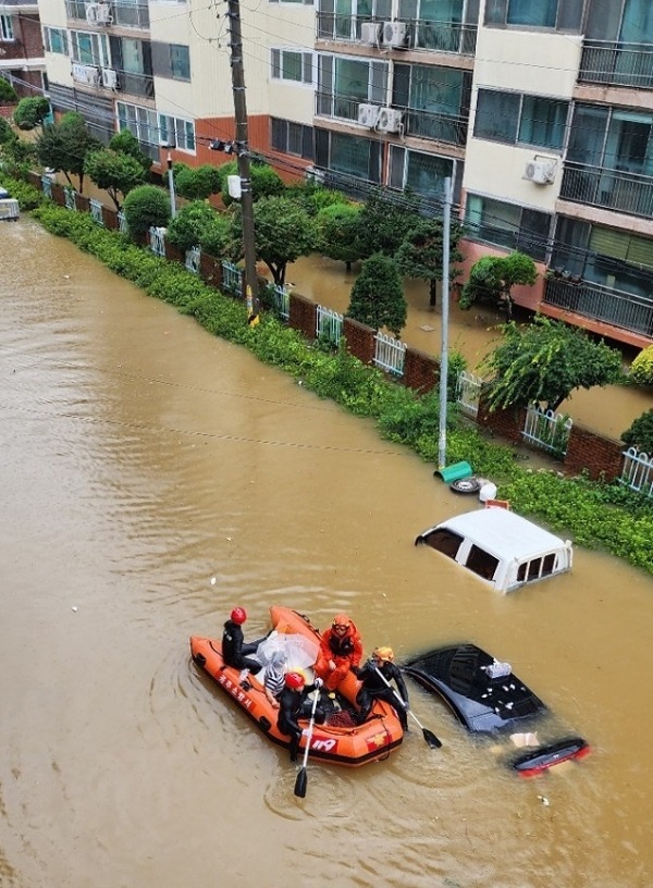 ▲ 공주시 옥룡동 한 아파트가 폭우로 물에 잠겨 있다.ⓒ공주시