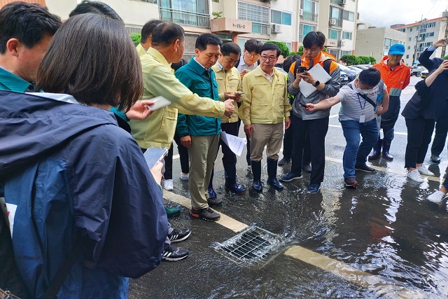 ▲ 김기현 국민의힘 대표 등 지도부가 17일 충남 공주시 금강빌라 침수지역을 둘러보고 있다.ⓒ충남 공주=이도영 기자