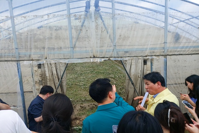 ▲ 김기현 국민의힘 대표 등 지도부가 충남 청양군 인양리 침수지역을 방문해 수박 비닐하우스를 둘러보고 있다.ⓒ충남 청양=이도영 기자