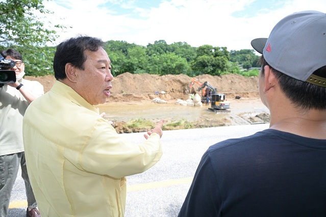 ▲ 최민호 세종시장이 17일 장군면 하봉리 폭우 피해 현장을 찾아 점검하고 있다.ⓒ세종시