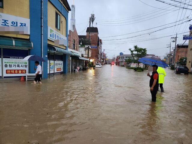 ▲ 15일 충북 청주시 서원구 모충동 저지대가 물에 잠겨 있다. 이날 청주에는 198.2㎜의 폭우가 쏟아지면서 침수 피해가 발생했다. ⓒ뉴시스