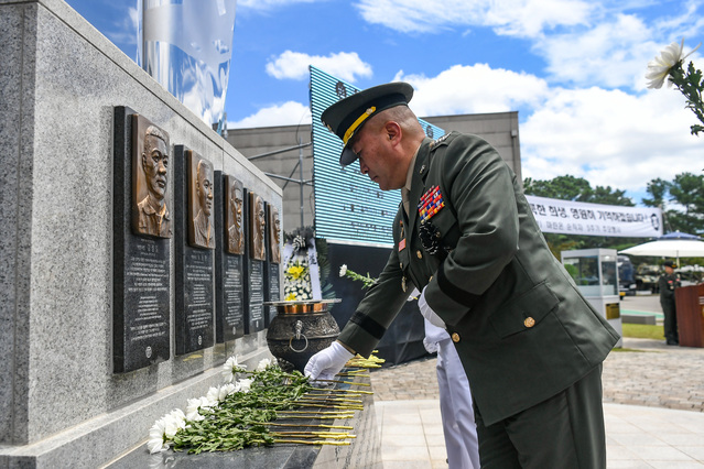 ▲ 17일 포항특정경비지역사령부 내 마린온 순직자 위령탑에서 '마린온 5주기 추모행사'가 거행된 가운데 김계환 해병대사령관이 마린온 위령탑 앞에서 헌화하고 있다. ⓒ해병대