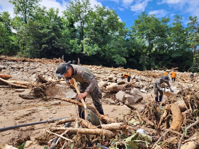 ▲ 육군 제2작전사령부 예하 50사단 장병들이 예천군 벌방리 일대에서 실종자 수색작전을 실시하고 있다. ⓒ육군 제2작전사령부