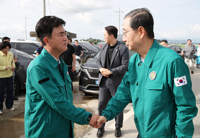 ▲ 김태흠 충남도지사가 16일 논산천 제방 붕괴 현장을 찾은 한덕수 국무총리를 만나 도내 집중호우 피해 지역에 대한 특별재난지역 선포를 건의했다.ⓒ충남도