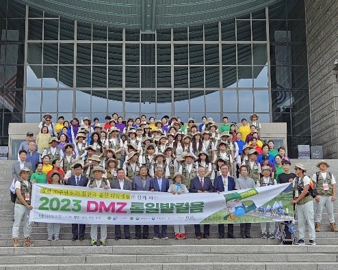 ▲ 17일 오전 10시 전쟁기념관 평화의 광장 계단에서 '2023 물망초 DMZ 통일 발걸음' 발대식이 진행되고 있다. ⓒ임준환 인턴기자