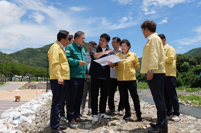 ▲ 경주시의회는 17일 집중호우 대비 현장점검을 위해 지난해 태풍 힌남노로 큰 피해를 입은 암곡 왕산마을을 찾아 현장점검을 하고 있다.ⓒ경주시의회