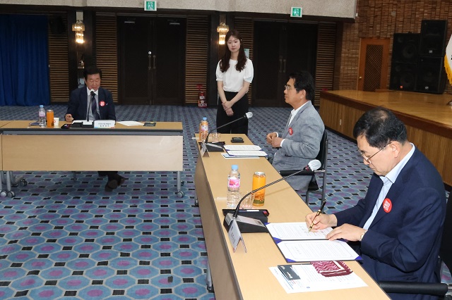 ▲ 주낙영시장이 2025 APEC 정상회의 경주 유치 공동마케팅 및 홍보업무 협약식에 참여해 서명을 하고 있다.ⓒ경주시