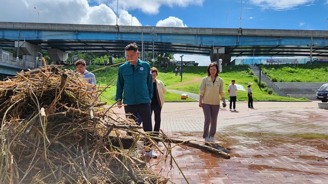 ▲ 칠곡군은 최근 쏟아진 집중폭우로 시설물 침수 피해를 입은 왜관읍 왜관리 일원 흰가람 둔치 침수지역의 피해 복구작업에 총력전을 벌이고 있다.ⓒ칠곡군