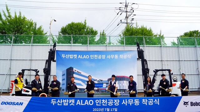 ▲ 17일 두산산업차량 인천 본사에서 열린 사무동 착공식에서 박형원 두산밥캣 ALAO 지역장(왼쪽 다섯째) 등 임직원 및 시공사 대표가 시삽을 하고 있다. ⓒ두산산업차량