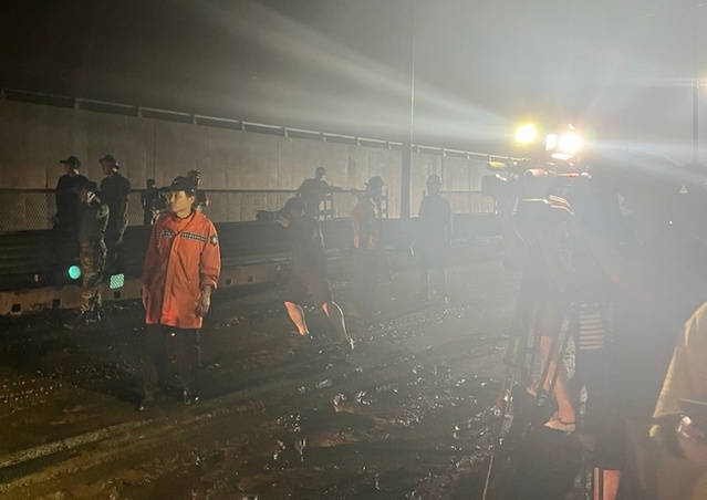 ▲ 소방당국이 궁평지하차도 수색을 사실상 마무리 했다.사진은 어제 새벽 막바지 야간 수색장면.ⓒ청주서부소방서