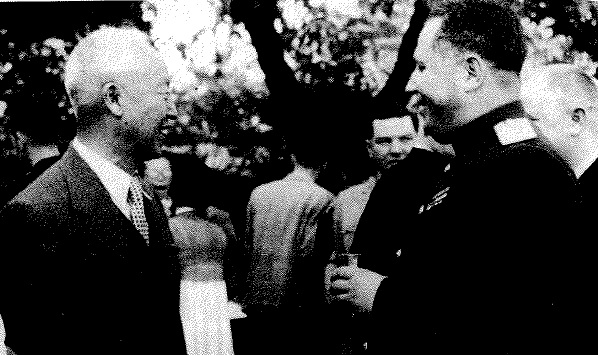 ▲ 1947년 5월 재개된 미소공동위원회의 리셉션에서 소련대표단장 슈티코프(오른쪽)를 만나 대화하는 이승만 민주의원 의장(왼쪽). ⓒ연세대이승만연구원