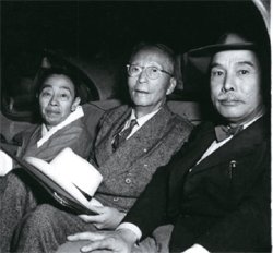 ▲ 50년만에 인천으로 귀국한 미국시민권자 서재필(가운데)을 마중간 '좌우합작 대표' 김규식(왼쪽)과 여운형이 한차에 탄 모습.