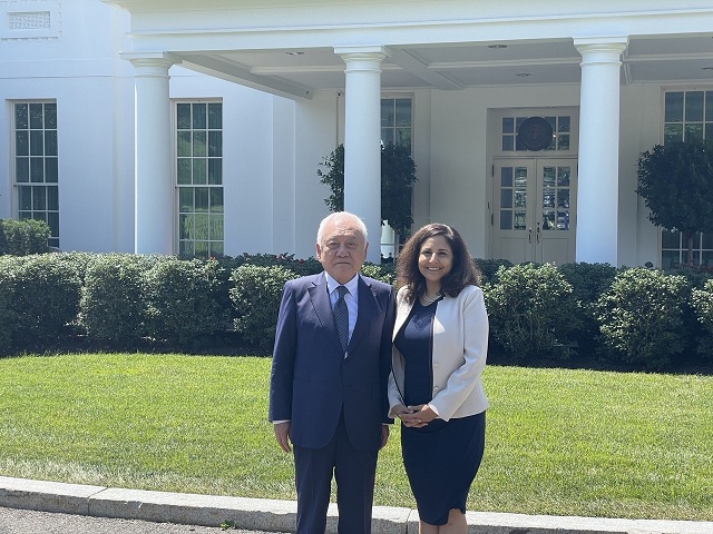 ▲ 김한길 국민통합위원장이 지난 14일(현지시간) 미국 백악관 웨스트윙에서 니라 탠든 국내정책위원장을 만나 기념촬영을 하고 있다.ⓒ국민통합위원회 제공