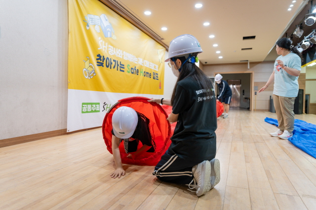 ▲ '찾아가는 SH캠프' 참가 학생들이 대피 체험을 하고 있다. ⓒ서울주택도시공사