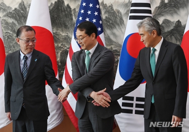 ▲ 김건(왼쪽 두번째) 외교부 한반도평화교섭본부장, 성 김(오른쪽) 미 국무부 대북특별대표, 후나코시 다케히로(船越健裕) 일본 외무성 아시아·대양주국장이 지난 4월7일 오전 서울 종로구 외교부에서 한미일 북핵수석대표 협의에 앞서 기념촬영을 하고 있다. (공동취재사진) ⓒ뉴시스