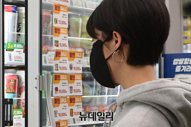 ▲ 편의점 맥주를 고르는 소비자.ⓒ뉴데일리DB