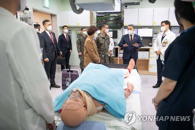 ▲ 이종섭 국방부 장관이 24일 오후 경기 성남시 국군수도병원 국군외상센터를 방문, 군 특수외상 관련 전문 치료능력과 최신 의료장비에 대해 설명을 듣고 있다. 2023.1.24 ⓒ연합뉴스