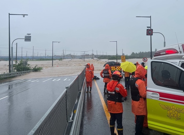 ▲ 경찰 과학수사대가 18일 현재 오송 지하차도에서 희생자 유류품을 수집하고 있다.사진은 15일 범람 당시 장면.ⓒ청주서부소방서
