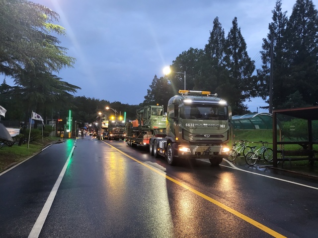 ▲ 지난 17일 육군 호우피해 복구작전 TF 선발대 굴삭기 장비들이 각 지역별로 이동한 가운데 전북지역 지원장비들이 7공수특전여단으로 도착하고 있다. ⓒ육군
