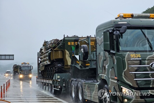 ▲ 경북 예천의 실종자 수색에 투입될 해병대 1사단 상륙돌격장갑차 KAAV 3대가 18일 부대를 출발해 고속도로를 달리고 있다. 2023.7.18 ⓒ연합뉴스
