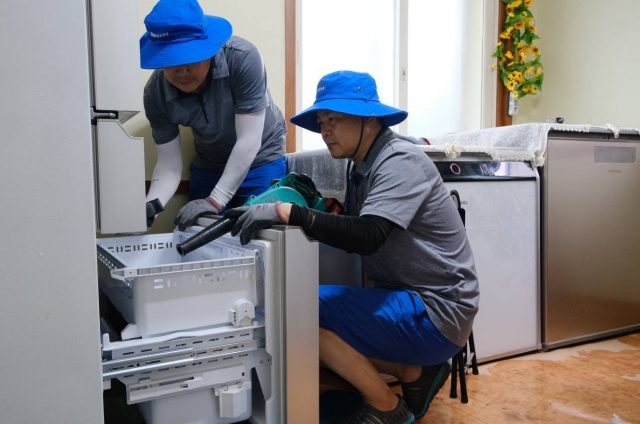▲ 삼성전자서비스 임직원이 침수된 냉장고를 건조 및 세척하는 모습. ⓒ삼성전자서비스