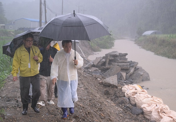 ▲ 백성현 논산시장이 벌곡면 수해현장을 시찰하고 있다.ⓒ논산시