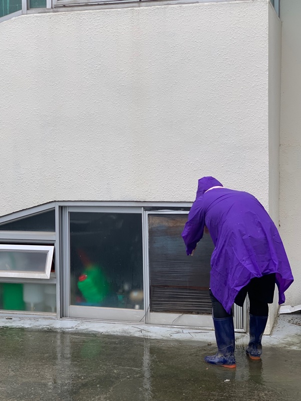 ▲ 신동헌 천안시 부시장이 공동주택 지하주차장 입구에 설치된 물막이를 점검하고 있다.ⓒ천안시