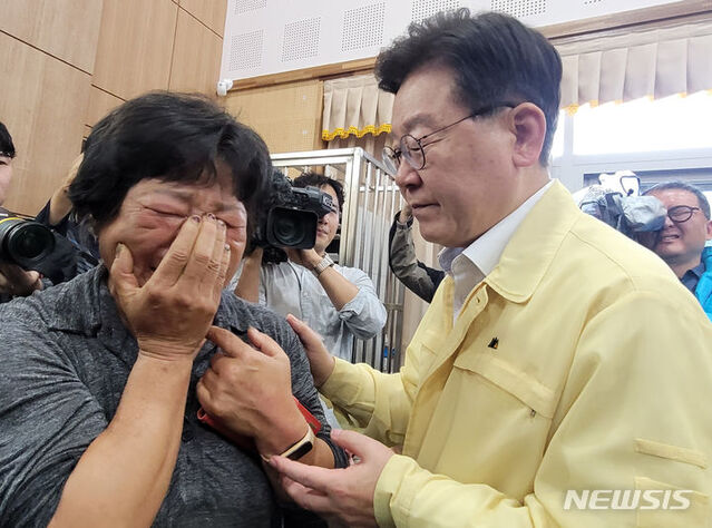 ▲ 이재명 더불어민주당 당대표가 18일 전북 익산시 성북초등학교에 마련된 대피소를 방문해 수해지역 피해 주민들을 위로하고 있다. ⓒ뉴시스