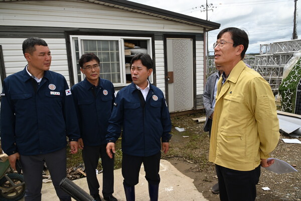 ▲ 박정현 부여군수가 17일 배창우 충남지방중소벤처기업청장과 함께 피해 상황을 직접 살피고 방지대책 마련하기 위해 집중호우 피해를 입은 관내 중소기업을 방문했다.ⓒ부여군