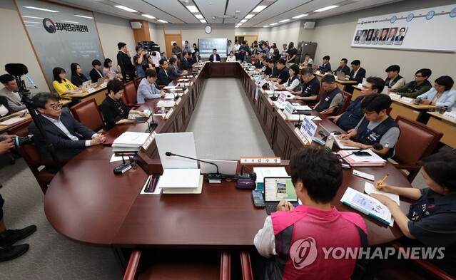 ▲ 박준식 위원장을 비롯한 사용자, 근로자, 공익위원들이 18일 오후 세종시 정부세종청사 최저임금위원회 회의실에서 제14차 전원회의를 이어가고 있다.ⓒ연합뉴스