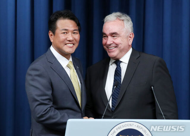▲ 김태효 국가안보실 제1차장과 커트 캠벨 국가안보회의(NSC) 인도·태평양 조정관이 18일 오후 서울 용산 대통령실 청사에서 한미 핵협의그룹 출범회의 관련 공동기자회견을 마친 뒤 악수하고 있다.ⓒ뉴시스