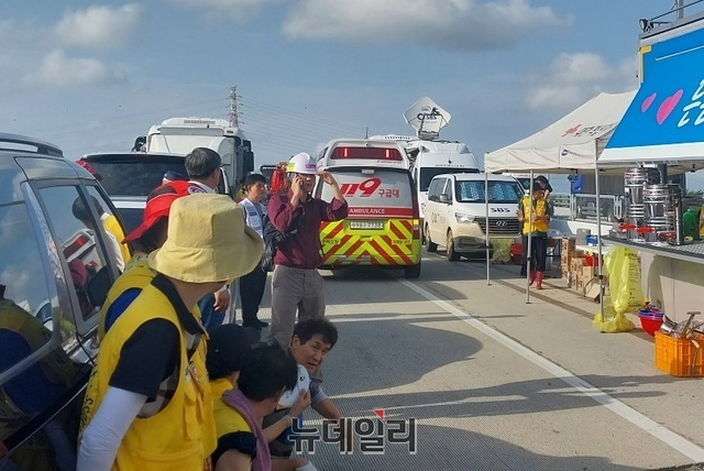 ▲ 경찰이 중대시민재해 적용을 검토 중이다.사진은 16일 수습된 실종자 이송 장면.ⓒ최중기 기자