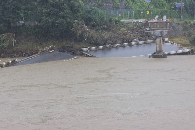 ▲ 이번 집중호우로 인해 도로가 크게 파손된 괴산 수해 현장.ⓒ충북도