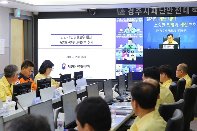 ▲ 주낙영 시장이 지난 17일 대통령 주재 행안부·중앙부처·시도와 함께 장마철 집중호우 대처상황 긴급 점검회의를 갖고 있다.ⓒ경주시