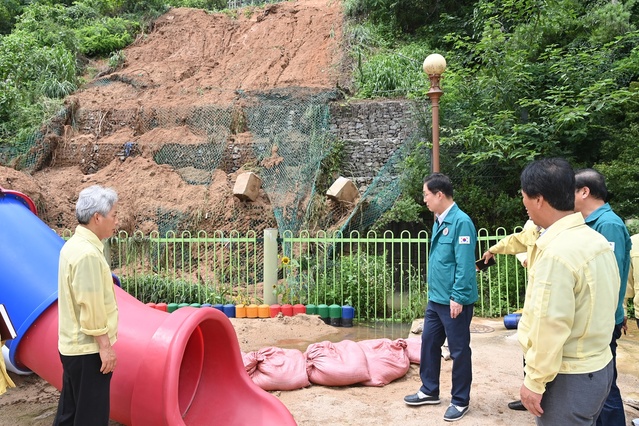 ▲ 임종식 경북교육감은 17일 집중호우로 피해를 입은 문경 지역 학교를 방문해 학생 안전과 피해 복구 상황을 점검했다.ⓒ경북교육청