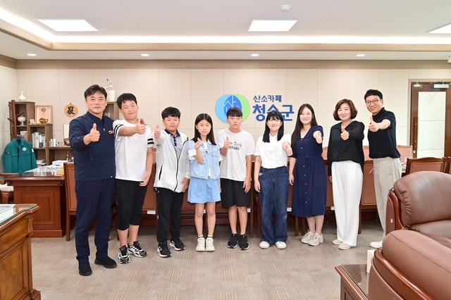 ▲ 윤경희 청송군수가 취임 1주년을 맞아 각계각층과 소통행정 및 공감활동을 이어가고 있는 가운데, 지난 7월 17일 청송초등학교 학생들과의 특별한 만남이 눈길을 끌고 있다.ⓒ청송군