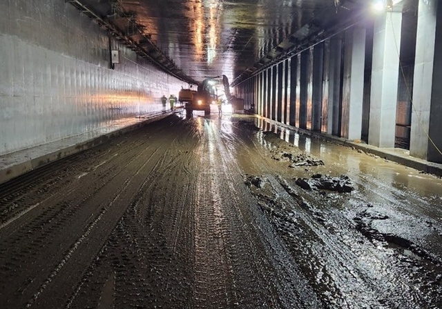 ▲ 궁평지하차도 현장에서 소방과 경찰, 국과수의 합동감식이 있을 예정이다.사진은 마지막 퇴적물 제거 장면.ⓒ청주서부소방서