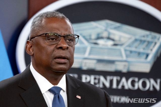 ▲ 로이드 오스틴 미국 국방장관이 18일(현지시간) 국방부 청사에서 기자회견하고 있다. ⓒAP/뉴시스