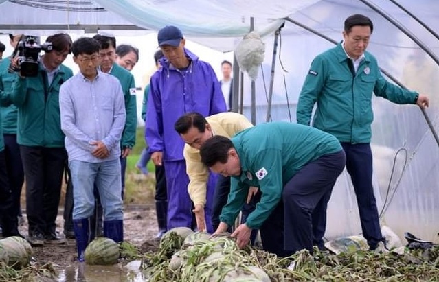 ▲ 윤석열 대통령이 지난 18일 충남 논산시 성동면 호우 손해를 입은 하우스 농가를 방문해 백성현 논산시장과 물속에 묻힌 멜론 상태를 살펴보고 있다.ⓒ페이스북 캡처