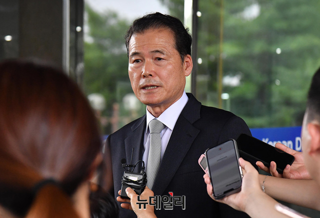 ▲ 통일부장관 후보자에 지명된 김영호 성신여대 정치외교학과 교수가 지난달 30일 서울 종로구 남북회담본부에 마련된 인사청문회 준비 사무실 출근에 앞서 약식 기자회견을 가지고 있다.ⓒ이종현 기자